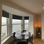 Superb 2 Bedroom Sea View Flat 公寓 *