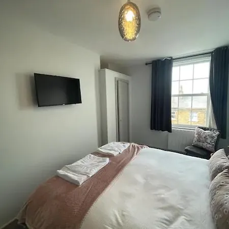 Superb 2 Bedroom Sea View Flat *