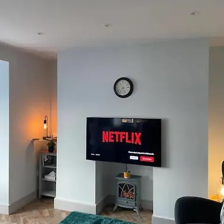 Superb 2 Bedroom Sea View Flat *