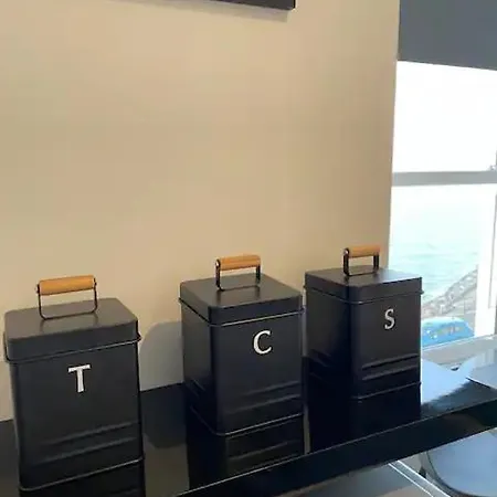 Superb 2 Bedroom Sea View Flat * סקארבורו