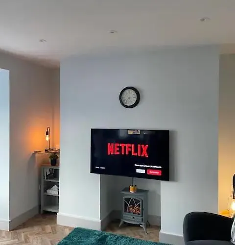 Superb 2 Bedroom Sea View Flat *