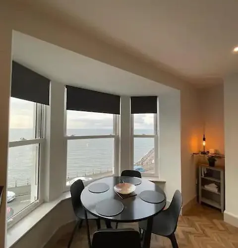 Superb 2 Bedroom Sea View Flat דירה *