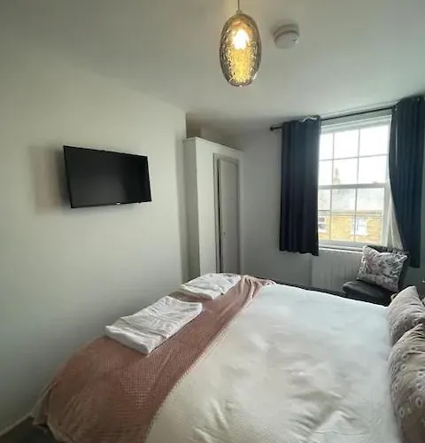 Superb 2 Bedroom Sea View Flat *